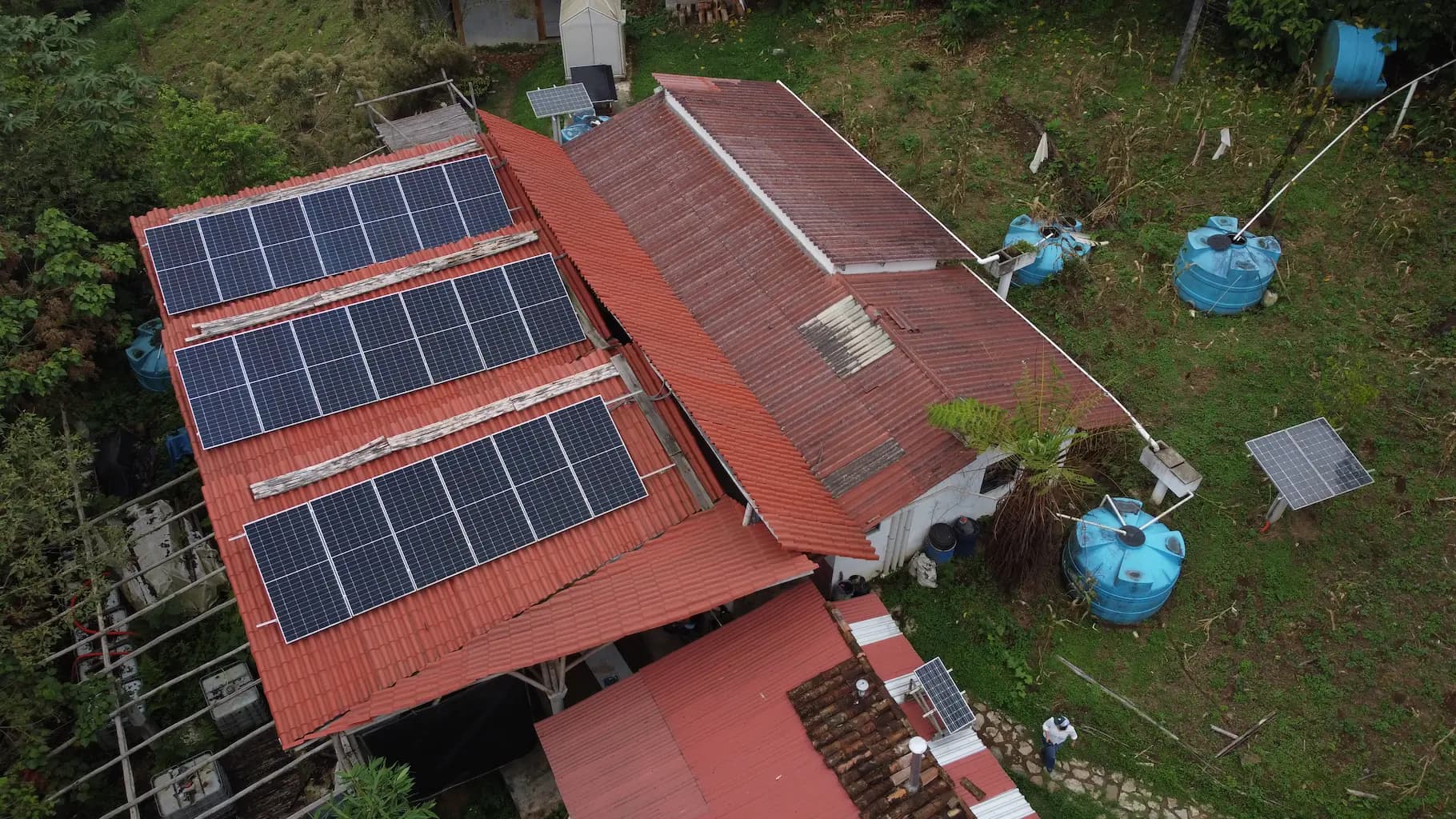 Paneles solares sobre el techo de una casa