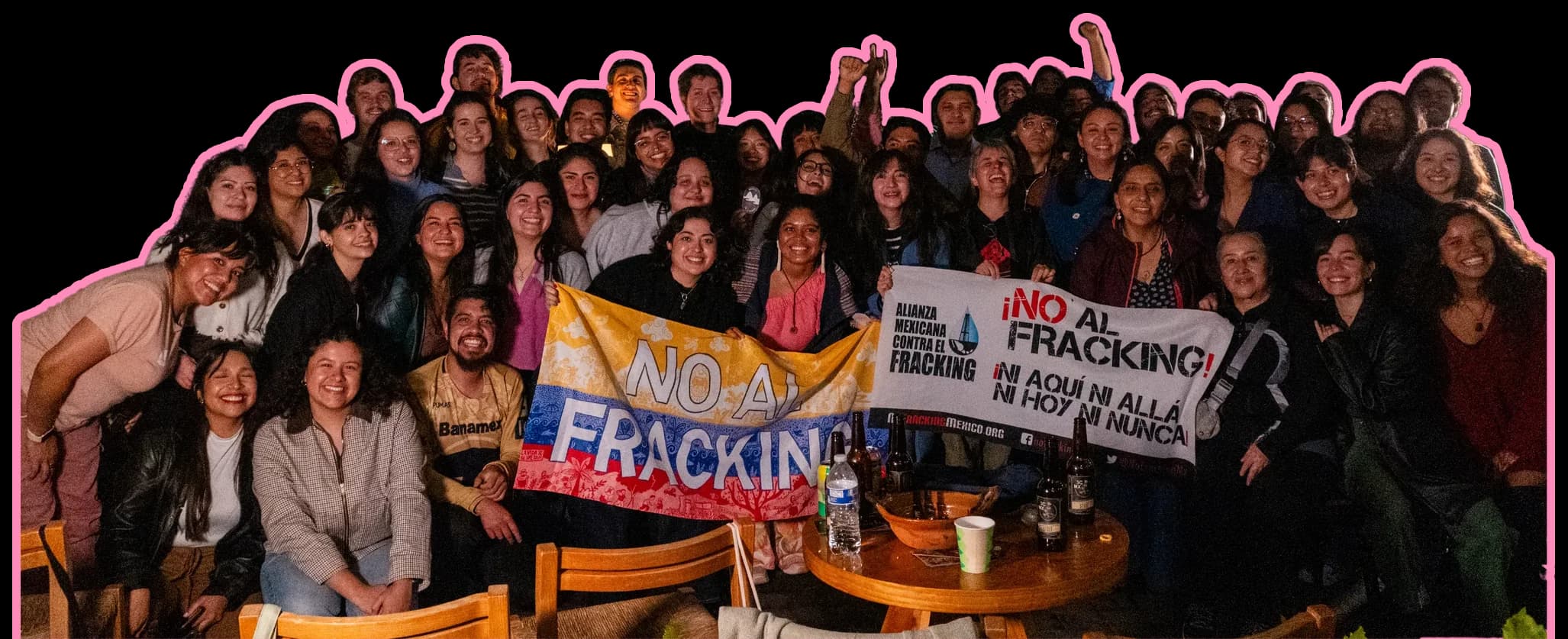 Juventudes con mantas de ¡No al fracking!